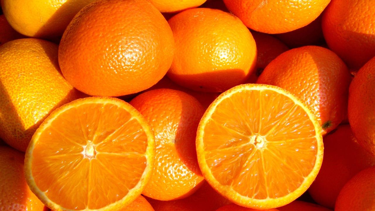 Por qué debes colocar cáscaras de naranja dentro del microondas
